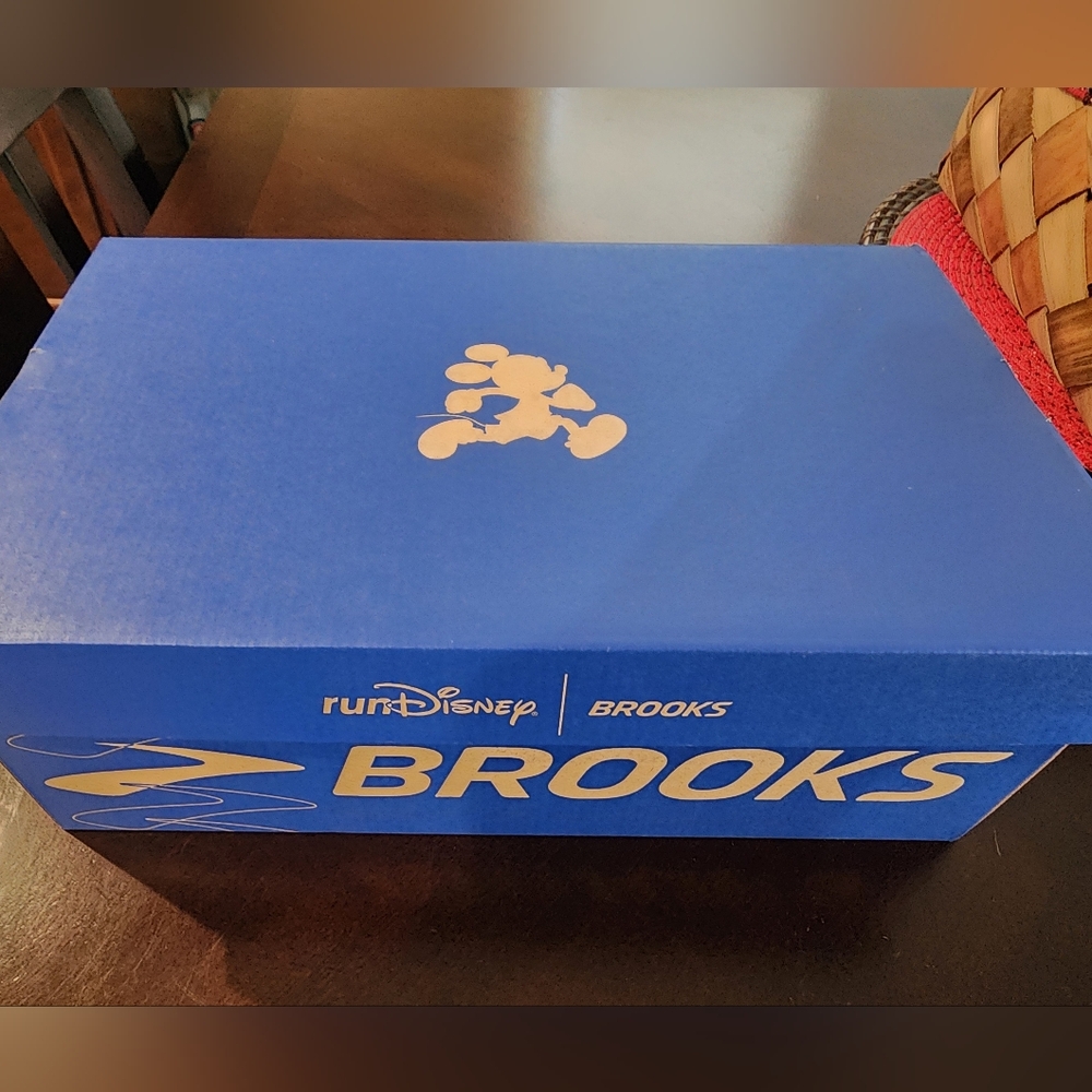 Brooks Adrenaline GTS 25 Disneyland Half Marathon Weekend Limited Edition. - Picture 10 of 12